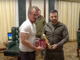 Sean Penn le regala a Volodymyr Zelensky uno de sus premios Oscar