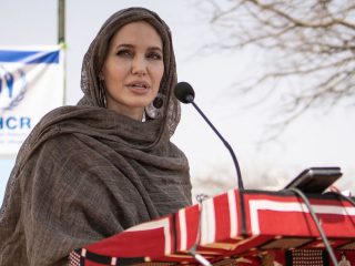 Angelina Jolie renuncia a su rol como enviada especial de la ONU para los refugiados