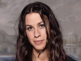 Alanis Morissette se mete en el espíritu navideño con: “Little Drummer Boy”