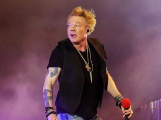 Axl Rose lesiona a un fan con su micrófono después de aventarlo al público