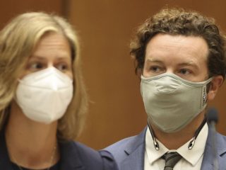 El juicio por violación de Danny Masterson termina con jurado en desacuerdo