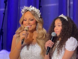 La hija de Mariah Carey sube al escenario para interpretar ‘Away in a Manger’