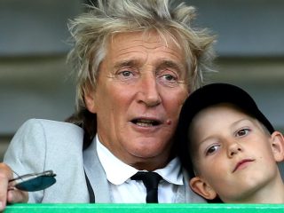 El hijo de Rod Stewart, de 11 años, es llevado de urgencia al hospital