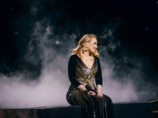 Adele revela durante un show que padece de ciática