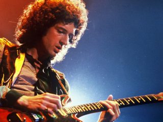 Brian May es nombrado caballero por el rey de Inglaterra