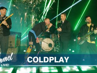 Coldplay interpreta 'Clocks' celebrando el 20 aniversario del programa “Kimmel”