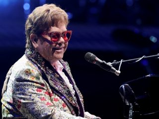 Elton John regala boletos para sus conciertos a estudiantes