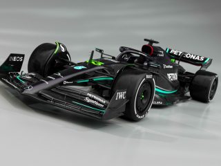 Mercedes vuelve al negro con el nuevo W14