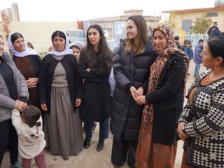 Angelina Jolie se reúne con sobrevivientes del genocidio en Irak