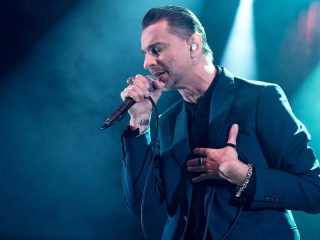 Depeche Mode interpreta su nuevo sencillo 'Ghosts Again' en vivo