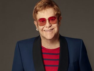 Elton John participa en comercial de Super Bowl