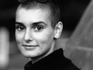 Escucha la nueva versión de Sinéad O'Connor del tema 'Outlander'