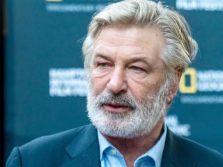 Alec Baldwin critica a juez por amenazar su “derecho a un juicio justo”