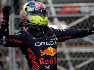 Sergio Pérez domina en Jeddah para ganar por delante de Verstappen