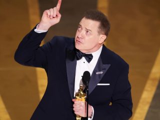 Brendan Fraser se roba los corazones en los Oscar 2023