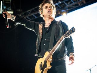 Billie Joe Armstrong de Green Day presenta la guitarra junto a Gibson