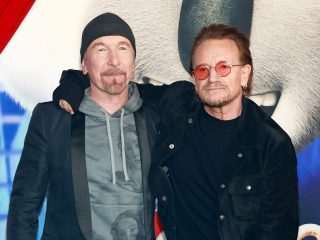 Bono y The Edge hacen cover de "SOS" original de Abba