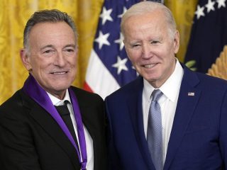 Bruce Springsteen recibe la Medalla Nacional de las Artes del presidente Biden