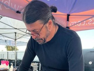 Dave Grohl cocinó para 500 personas en un refugio para personas sin hogar de Los Ángeles