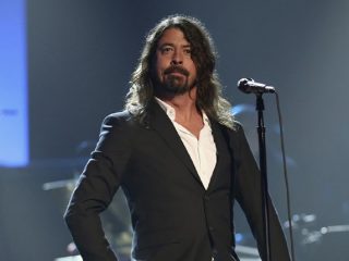 Dave Grohl ayudará a alimentar a más personas sin hogar en Los Ángeles