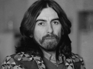 El catálogo de solista de George Harrison se traslada de disquera