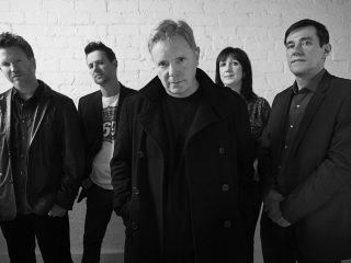 New Order celebra 40 años de 'Blue Monday' con mercancía especial