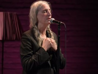 Patti Smith versiona "She's Leaving Home" de The Beatles en el tributo a Paul McCartney