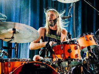 100 bateristas tocan 'My Hero' de Foo Fighters en homenaje a Taylor Hawkins