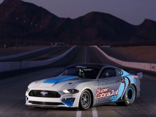 Con el Mustang Super Cobra Jet 1800 eléctrico Ford busca romper su propio récord