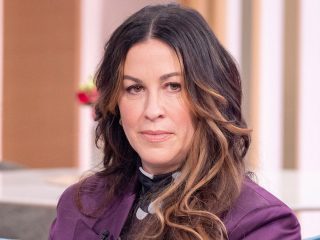 Alanis Morissette comparte una nueva versión del tema principal de la serie de TV: Yellowjackets