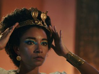 Demandan a Netflix por elegir a una 'mujer de color' como la reina Cleopatra