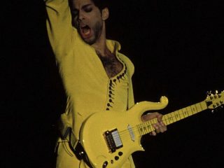 La guitarra de Prince Schecter Cloud amarilla sale a subasta