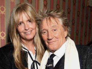 Rod Stewart y Penny Lancaster donan tetera autografiada a subasta benéfica