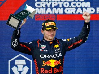 Verstappen se recupera del noveno lugar para ganar el GP de Miami