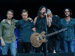 Escucha la nueva canción de Foo Fighters, "Under You"