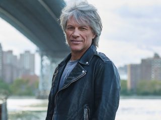 Jon Bon Jovi habla sobre el compromiso de su hijo con la actriz Millie Bobby Brown