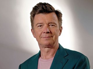 Rick Astley hace una entrevista en pijama