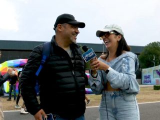 Dani Inurreta entrevistando a los asistentes del Festival Tecate Emblema...