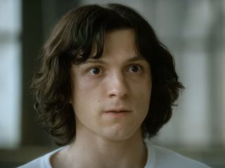 Tom Holland podría ser un asesino en el tráiler de The Crowded Room