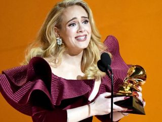 Adele insistió en quedarse con la estatua de Rocky al comprar la mansión de Sylvester Stallone