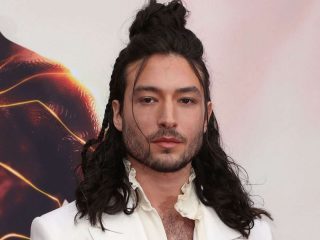 Ezra Miller hace aparición en el estreno de The Flash