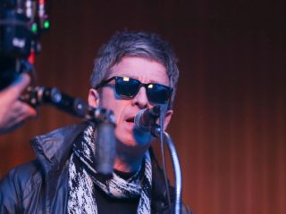 Mira a Noel Gallagher versionar 'Love Will Tear Us Apart' de Joy Division