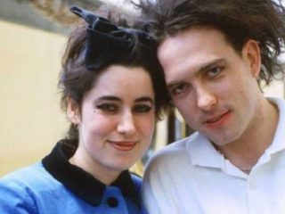 Robert Smith dedica "Plainsong" a su esposa durante un concierto de The Cure