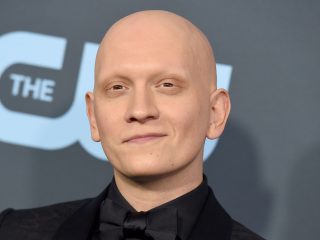 Anthony Carrigan de Barry se une a Superman: Legacy