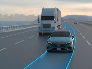 Mercedes-Benz lanza la función de cambio automático de carril