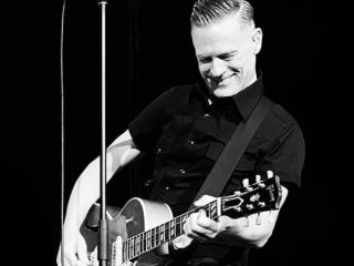 Fan de Bryan Adams sube al escenario a cantar 'Summer of '69'