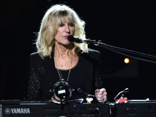 Escucha una canción inédita de Christine McVie, 'Little Darlin'