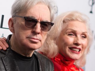 Chris Stein de Blondie le rinde homenaje a su hija Akira