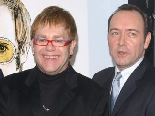 Elton John testifica en juicio por agresión sexual contra Kevin Spacey