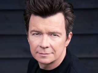 Rick Astley recibe solicitudes 'semanales' para usar Never Gonna Give You Up